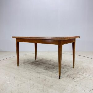 Klasisks izvelkams ēdamgalds