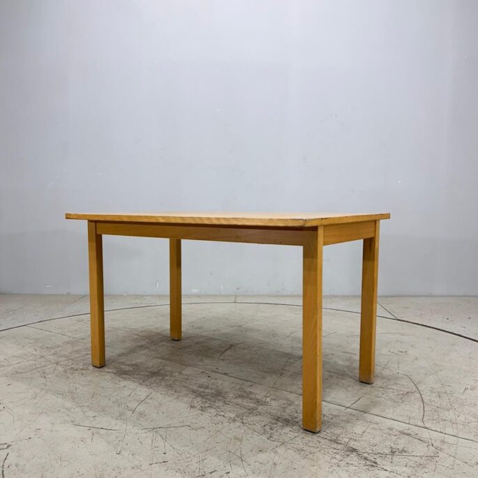 Gaiši brūns ēdamgalds