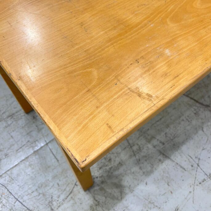 Gaiši brūns ēdamgalds