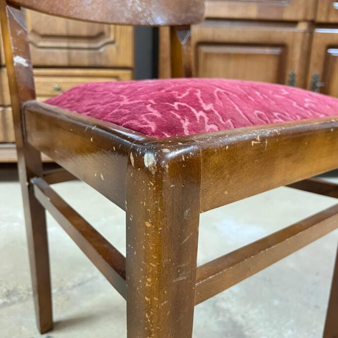 Koka krēsls ar auduma sēdvirsmu