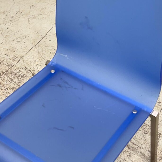 Zils plastmasas dizaina krēsls