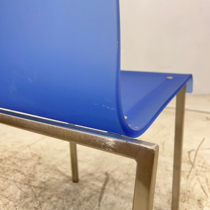 Zils plastmasas dizaina krēsls