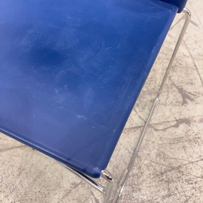 Zils plastmasas dizaina krēsls ar metāla kājām