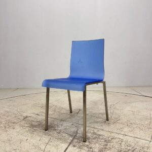 Zils plastmasas dizaina krēsls