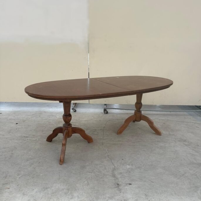 Brūns ēdamgalds