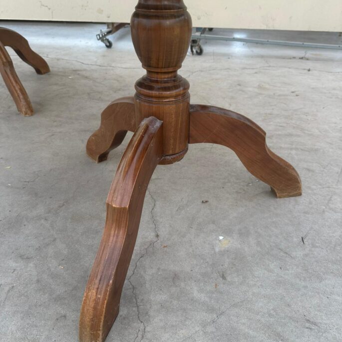 Brūns ēdamgalds