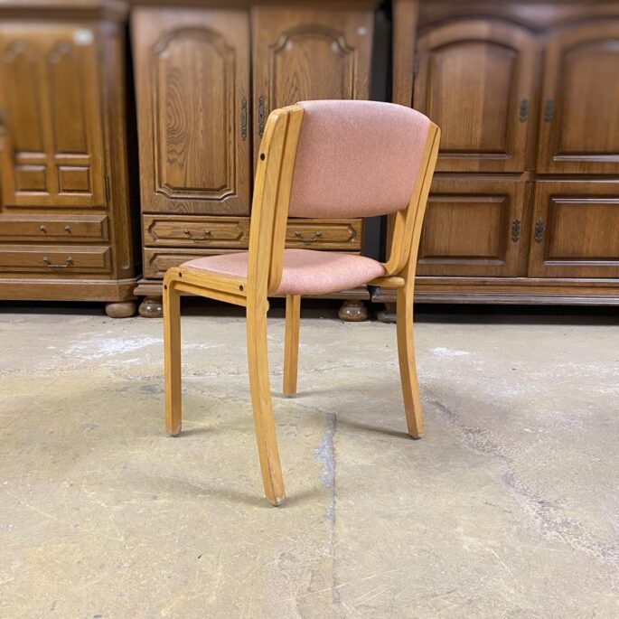 Koka krēsls ar rozā audumu