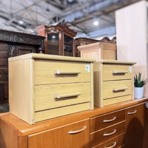 Naktsskapītis ar atvilktnēm