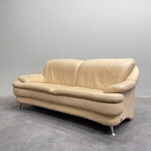 Bēšs ādas dīvāns