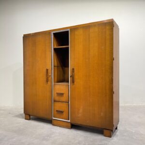 Piecdesmito gadu drēbju skapis