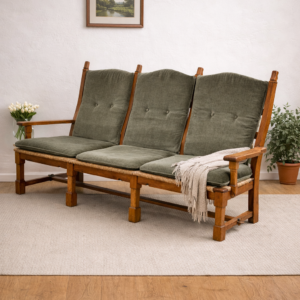 Zaļš auduma dīvāns koka rāmī