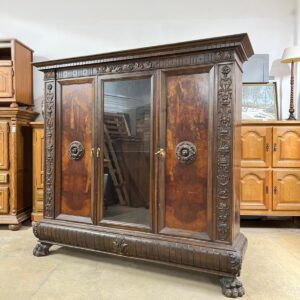 Neorenesanses stila drēbju skapis