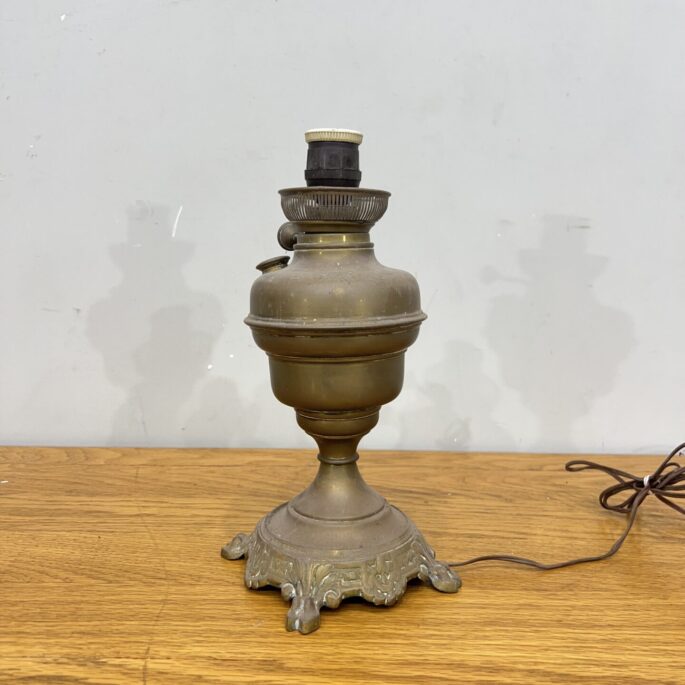 Senlaicīga misiņa galda lampa