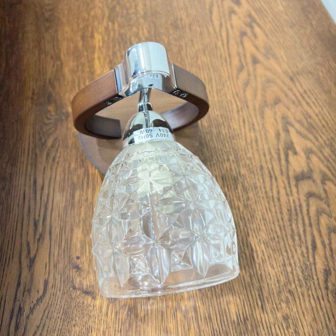 Sienas lampa ar stikla kupolu