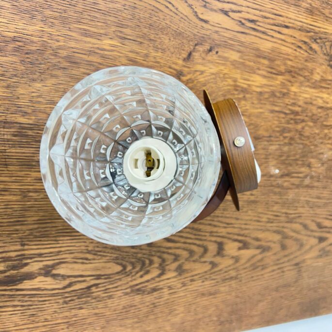 Sienas lampa ar stikla kupolu