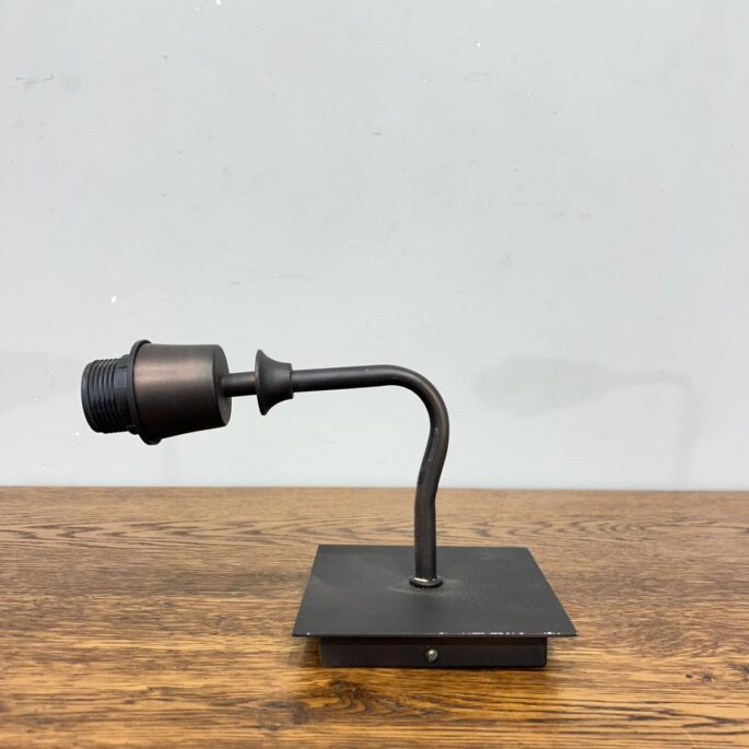 Metāla sienas lampa