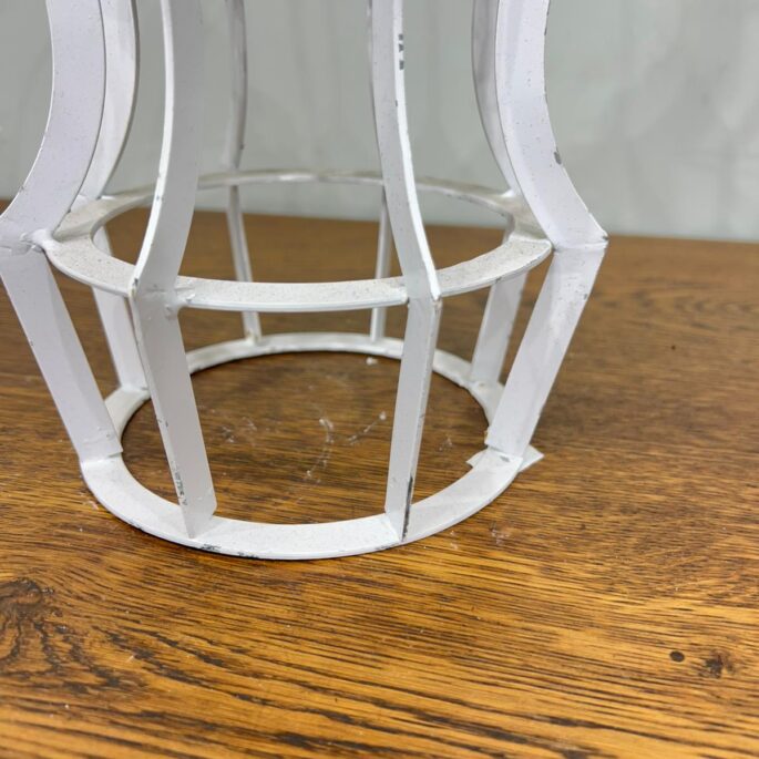 Balta griestu metāla lampa