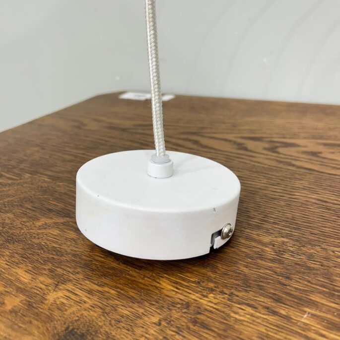 Balta griestu metāla lampa