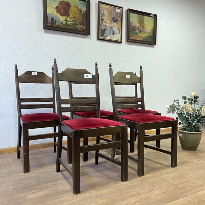 Ozolkoka krēsls ar sarkanu audumu