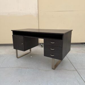 Rakstāmgalds uz metāla kājām (prece uz pasūtījumu)