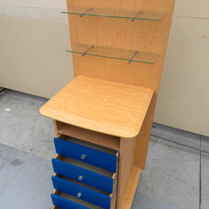 Kumode ar plauktu (prece uz pasūtījumu)