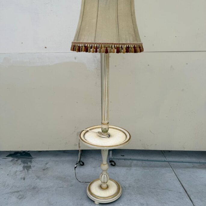 Senlaicīga stāvlampa ar abažūru (prece uz pasūtījumu)