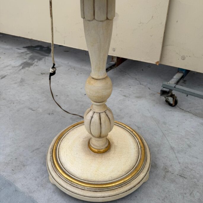 Senlaicīga stāvlampa ar abažūru (prece uz pasūtījumu)