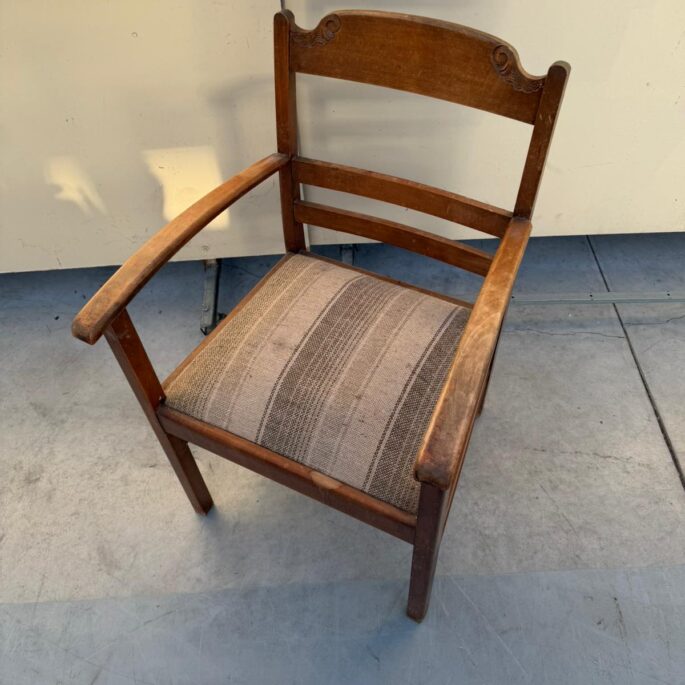 Ozolkoka krēsls ar roku balstiem (prece uz pasūtījumu)