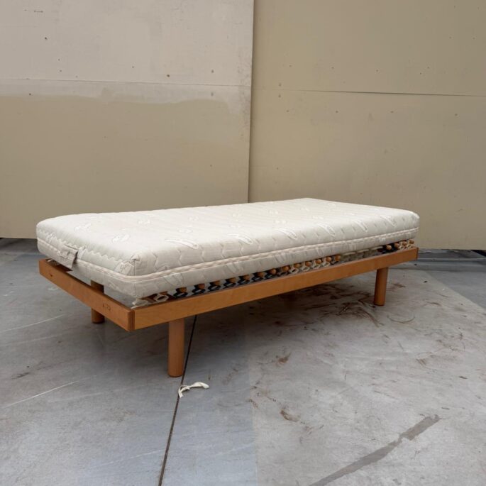 Vienguļamā tahta ar matraci (90 x 200) (prece uz pasūtījumu)