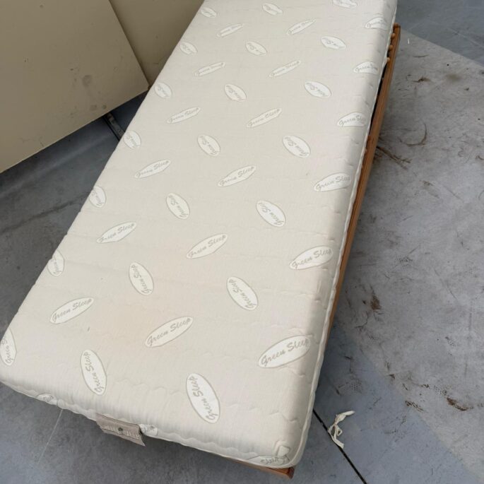 Vienguļamā tahta ar matraci (90 x 200) (prece uz pasūtījumu)