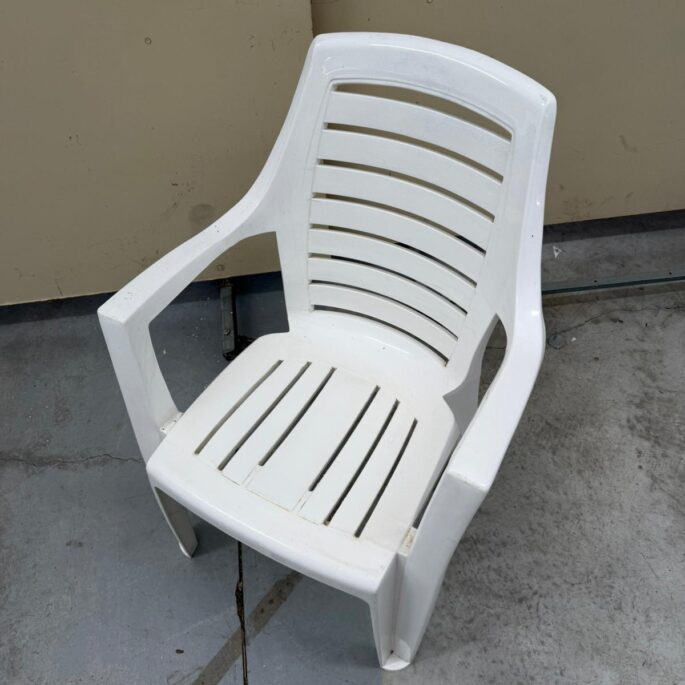 Plastmasas krēsls ar roku balstiem (prece uz pasūtījumu)