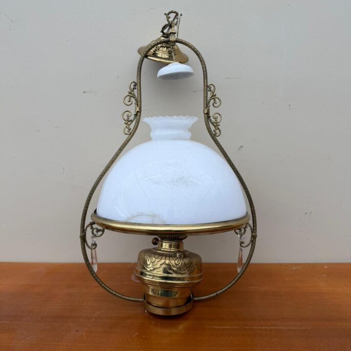 Griestu lampa ar stikla kupolu