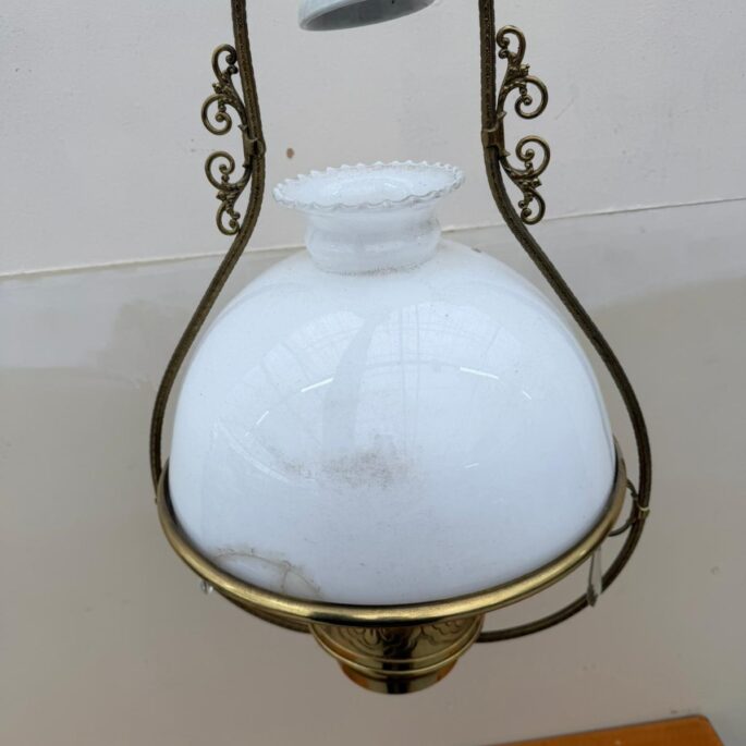 Griestu lampa ar stikla kupolu
