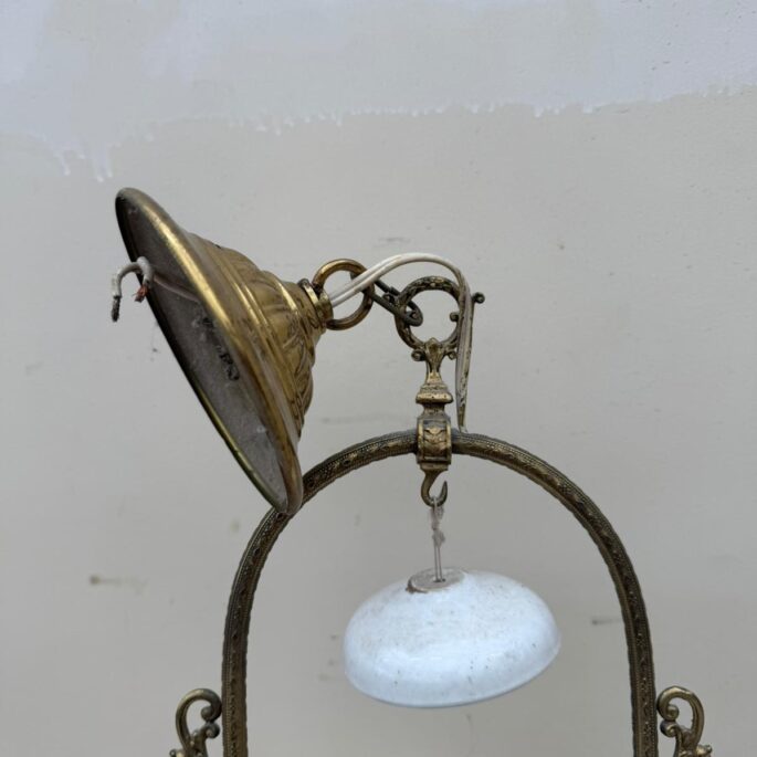 Griestu lampa ar stikla kupolu