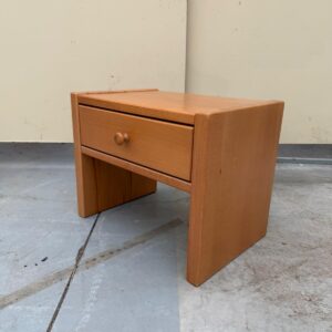 Dižskābarža koka naktsskapītis ar atvilktni (prece uz pasūtījumu)