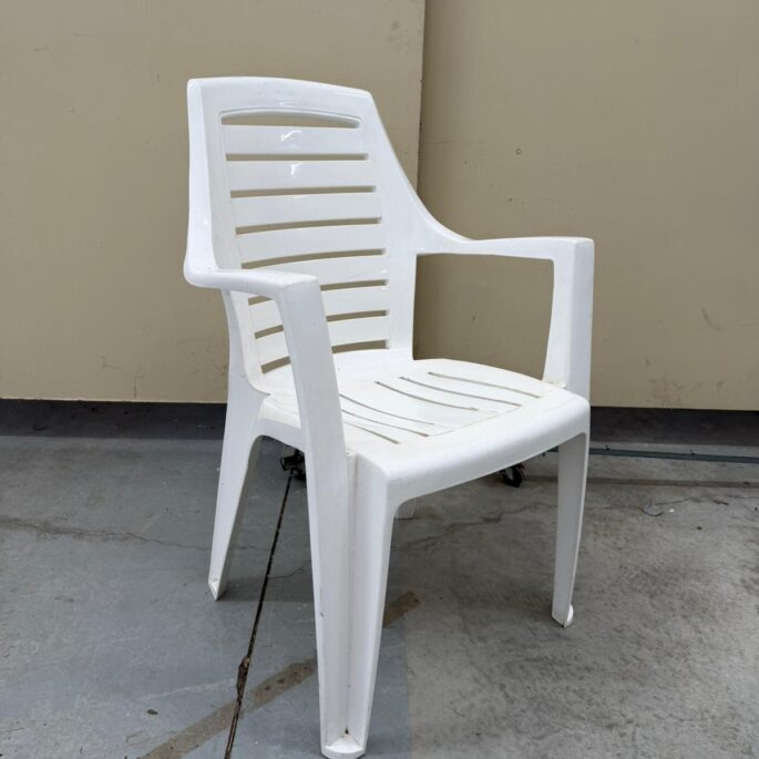 Plastmasas krēsls ar roku balstiem (prece uz pasūtījumu)