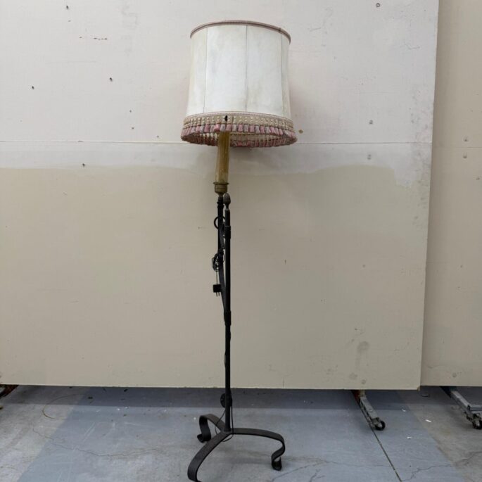 Metāla stāvlampa ar abažūru (prece uz pasūtījumu)