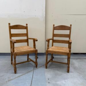 Ozolkoka krēsls ar roku balstiem (prece uz pasūtījumu)