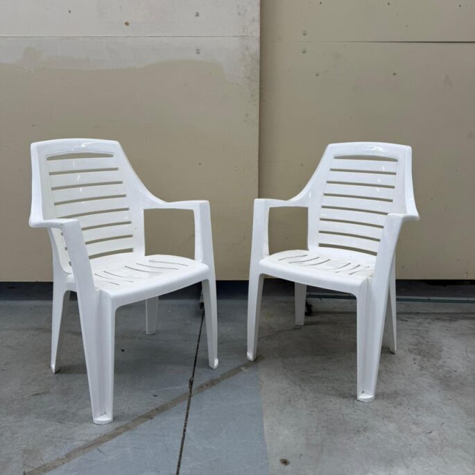 Plastmasas krēsls ar roku balstiem (prece uz pasūtījumu)