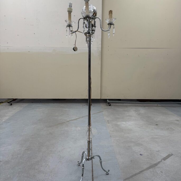 Metāla stāvlampa ar kristāliem