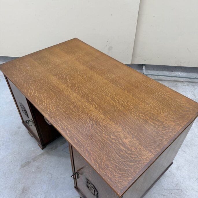 Rakstāmgalds brūnā krāsā (prece uz pasūtījumu)