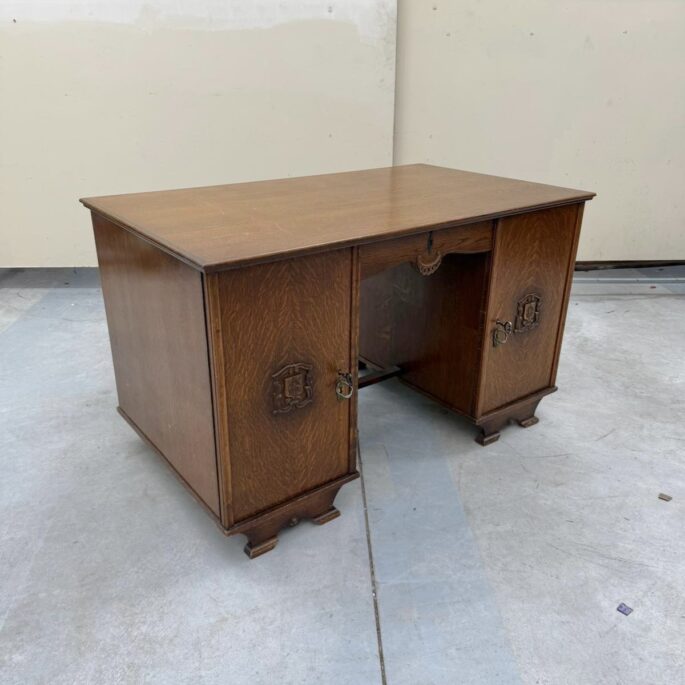 Rakstāmgalds brūnā krāsā (prece uz pasūtījumu)