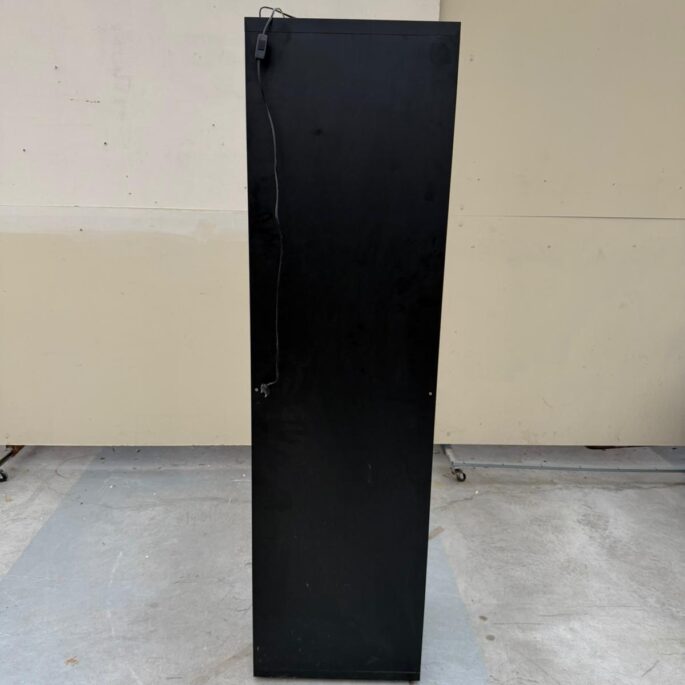 Melna vitrīna (prece uz pasūtījumu)