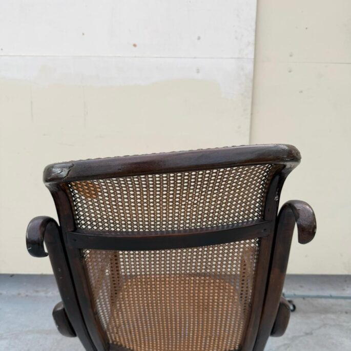 Senlaicīgs atpūtas krēsls ar rotanga pinumu (prece uz pasūtījumu)