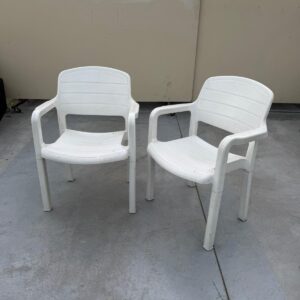 Plastmasas krēsls ar roku balstiem (prece uz pasūtījumu)