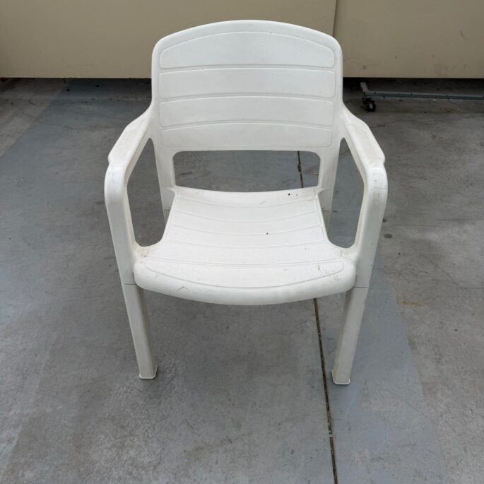 Plastmasas krēsls ar roku balstiem (prece uz pasūtījumu)