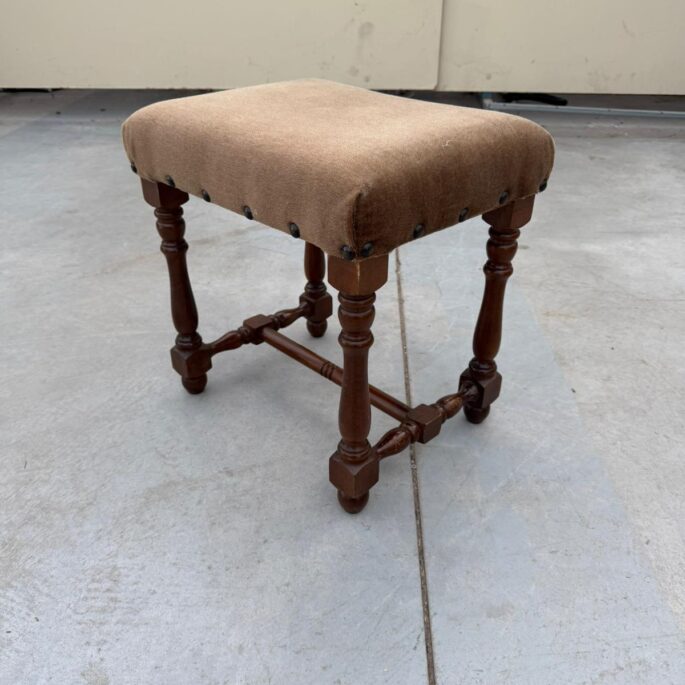 Koka kāju balsts ar auduma sēdvirsmu (prece uz pasūtījumu)