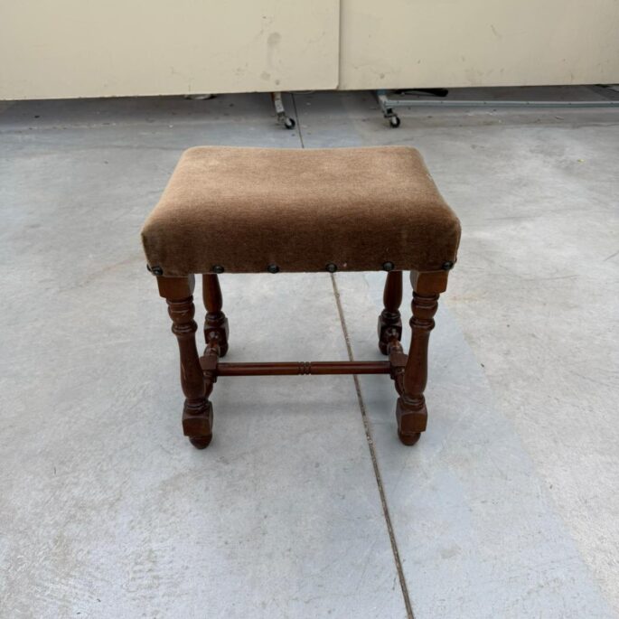 Koka kāju balsts ar auduma sēdvirsmu (prece uz pasūtījumu)