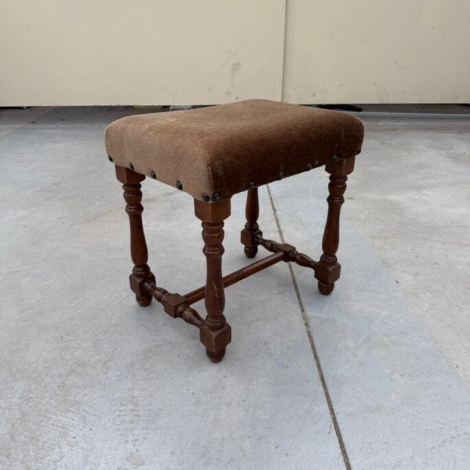 Koka kāju balsts ar auduma sēdvirsmu (prece uz pasūtījumu)