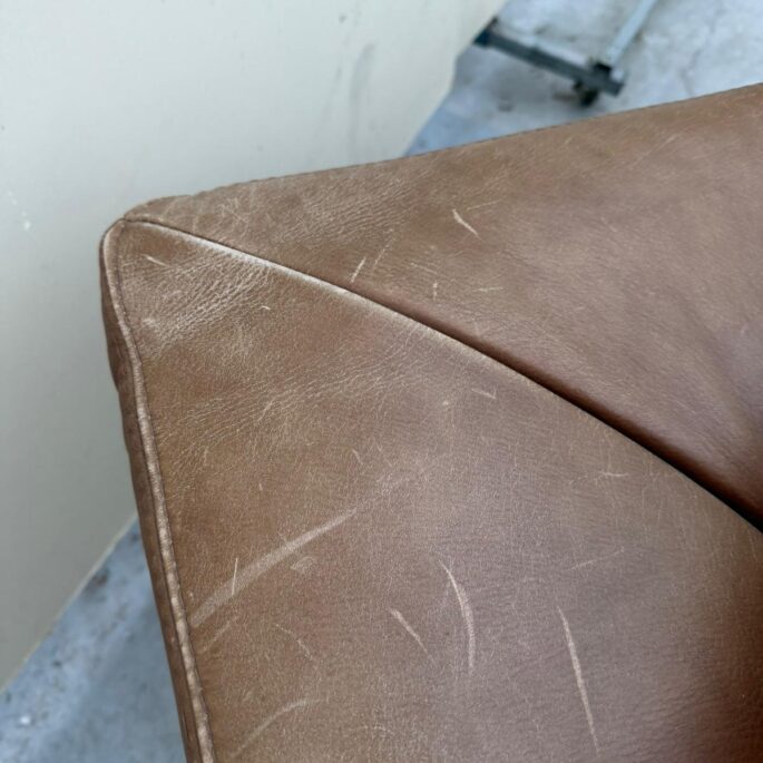 Ādas dīvāns (prece uz pasūtījumu)